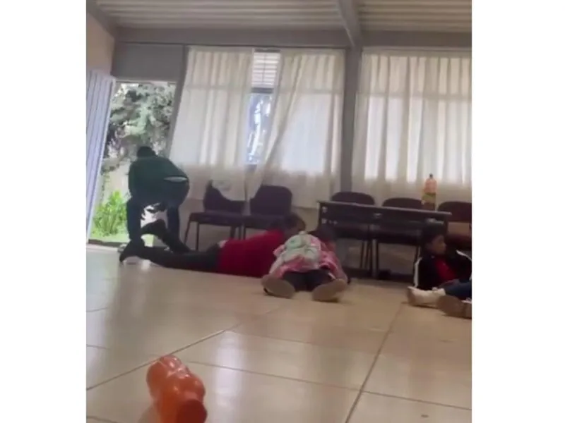 Estudiantes se refugian durante balacera cerca de escuela en Zitácuaro