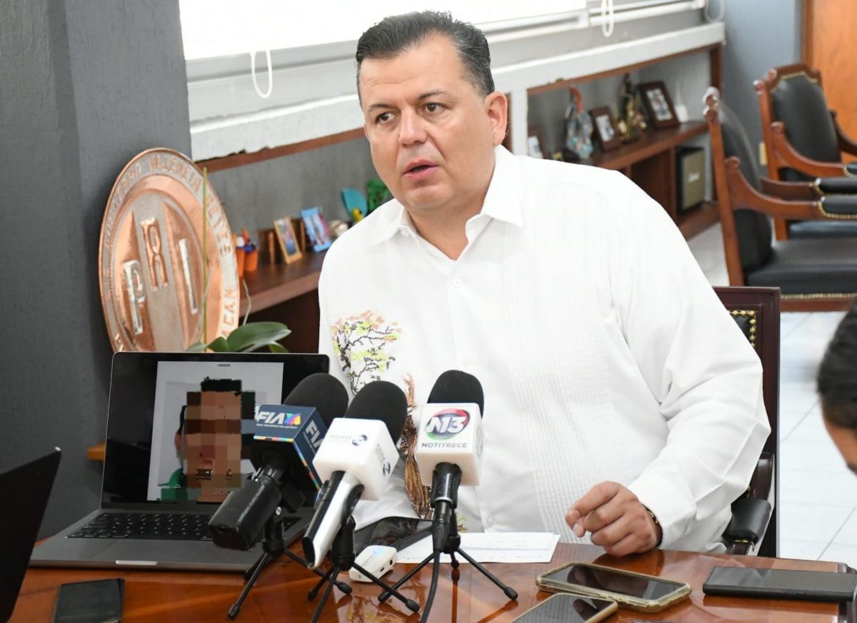 Exhibe Memo Valencia, líder del PRI, a presunto asesino del mezcalero Sergio Rangel
