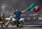 FBI ofrece recompensa por motociclista con bandera mexicana