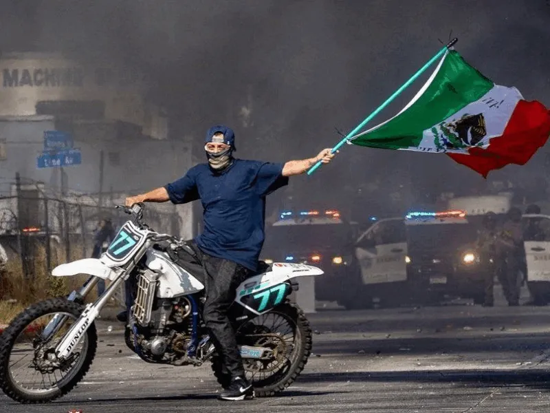 FBI lanza recompensa por motociclista con bandera de México