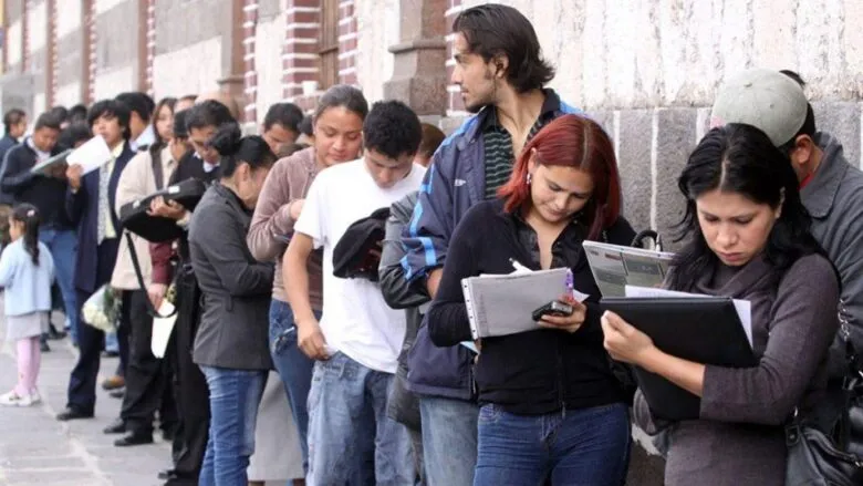 Fila de jóvenes desempleados en México
