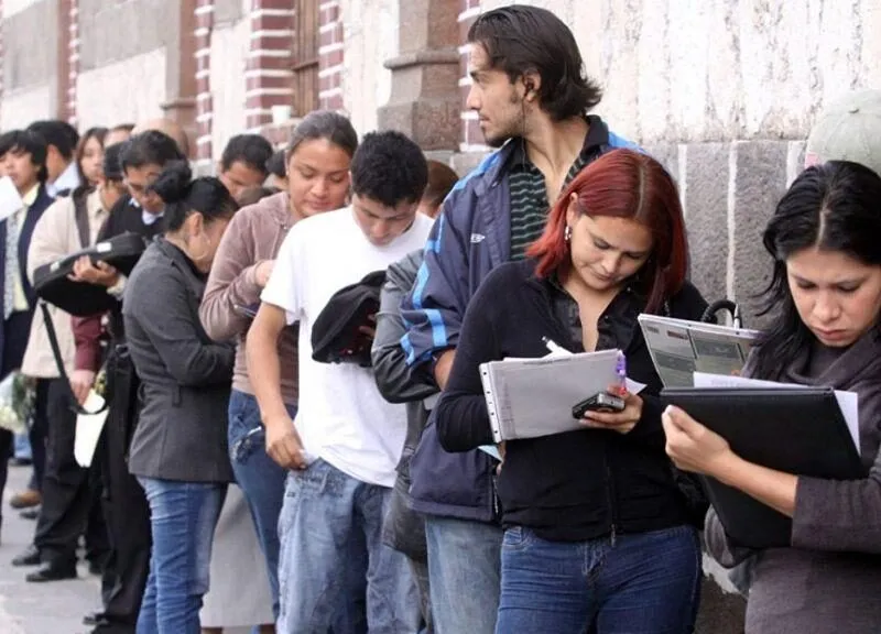 Fila de jóvenes desempleados en México