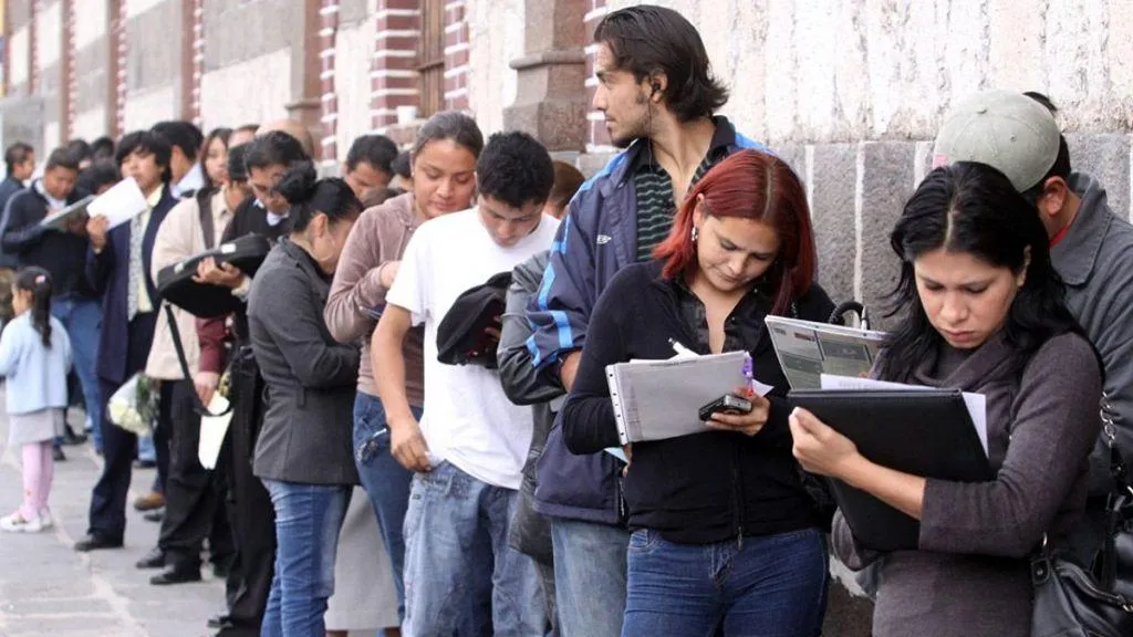Fila de jóvenes desempleados en México
