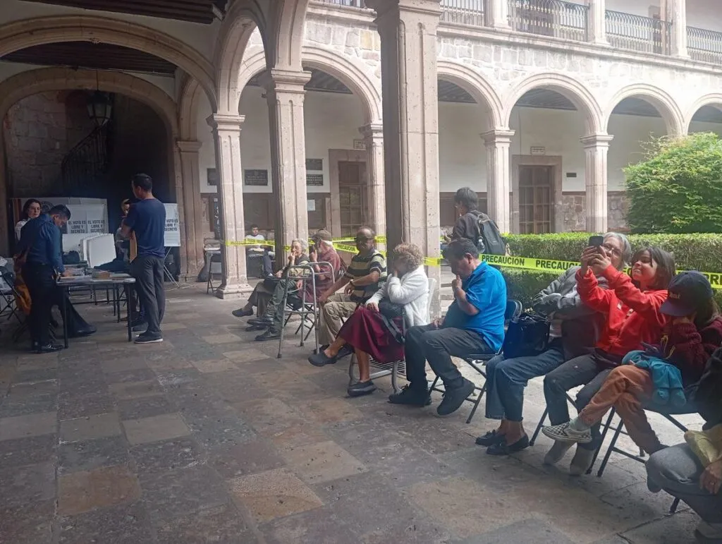 Funcionarios no asistieron: paralizada, casilla del Colegio de San Nicolás Morelia