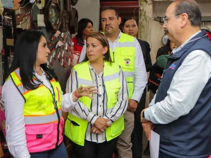 Gobierno de Quiroga con autoridades estatales recorren mercado para proyectar su mejora
