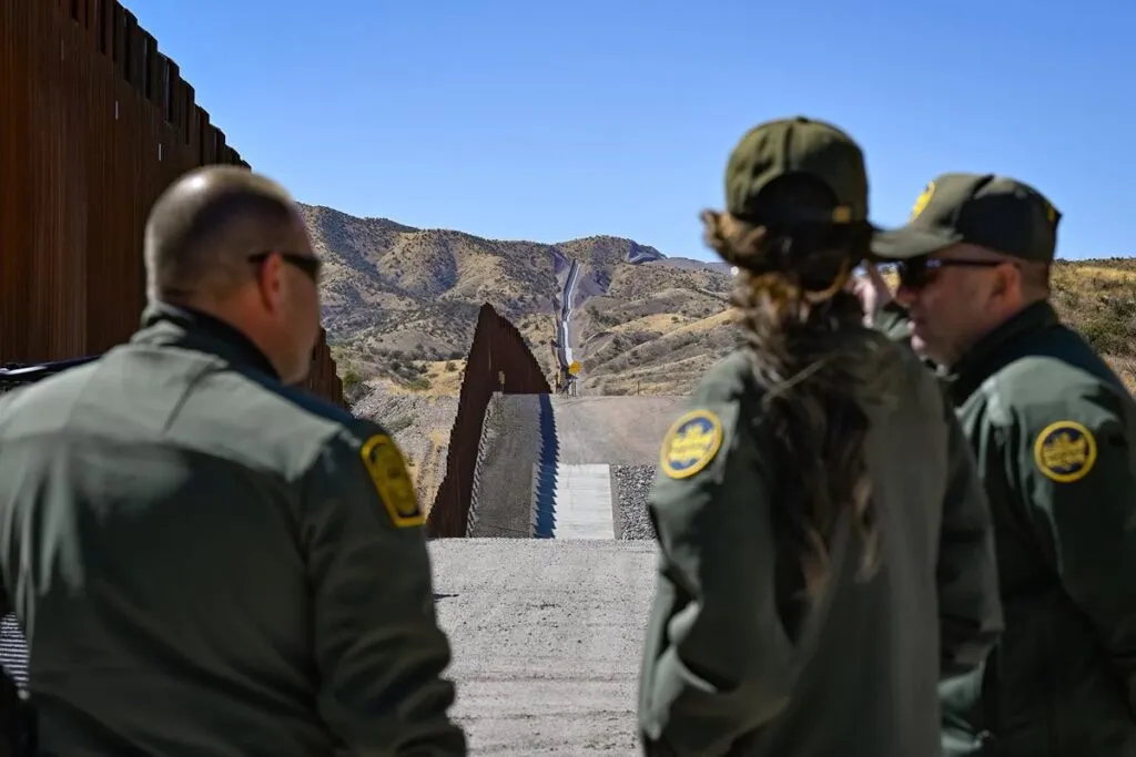 Gobierno de Trump emite tres nuevas exenciones para continuar edificando muro fronterizo