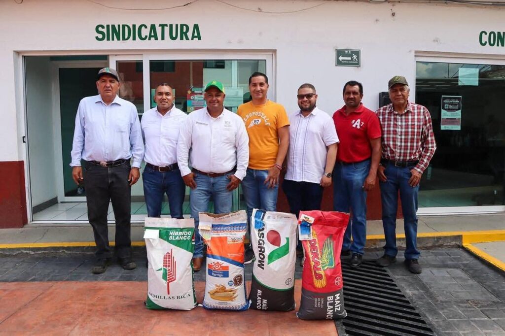 Gobierno de Zacapu, entrega apoyos a trabajadores del campo, sembrando futuro en comunidad-1