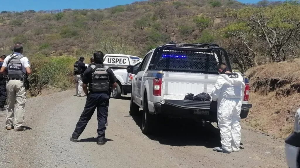 Hallan cadáver en avanzado estado de descomposición en barranca de Apatzingán