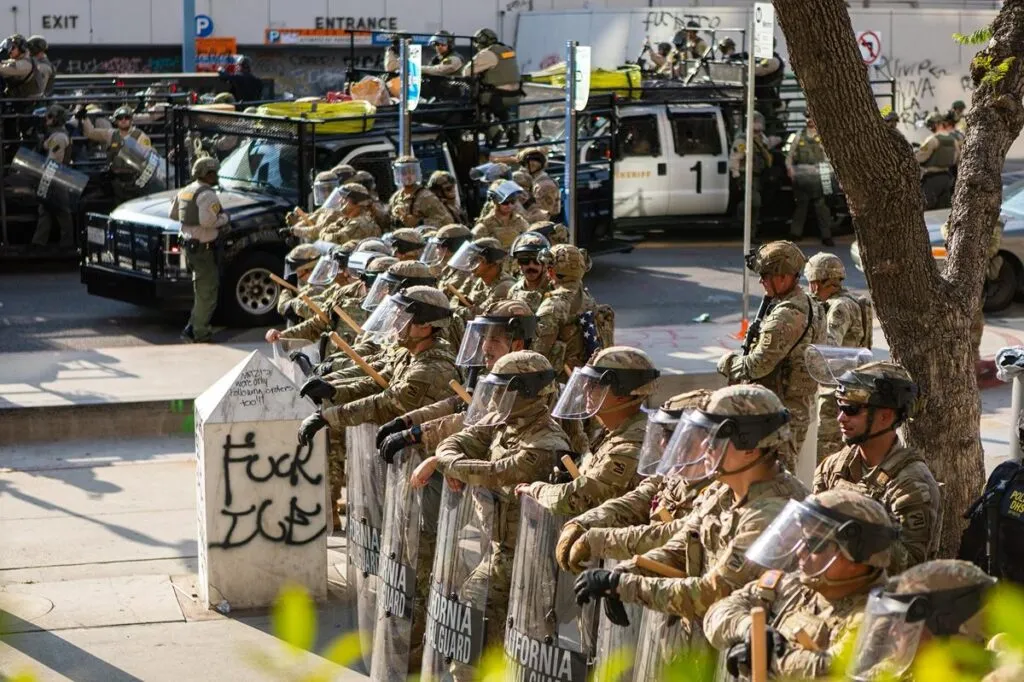 Juez bloquea despliegue militar en Los Ángeles