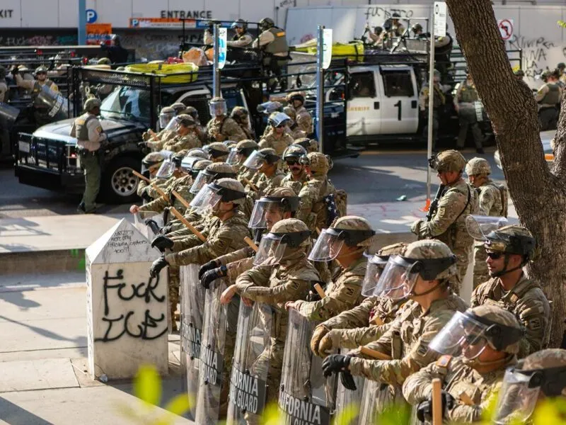 Juez bloquea despliegue militar en Los Ángeles