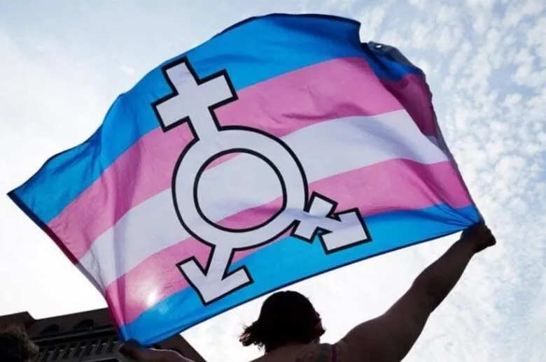 Jueza bloquea política de Trump sobre expedición de pasaportes a personas trans