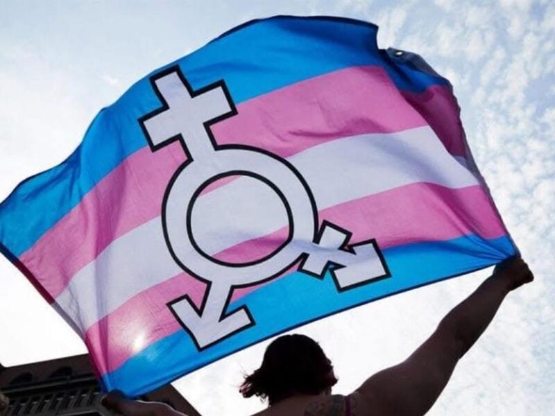 Jueza bloquea política de Trump sobre expedición de pasaportes a personas trans