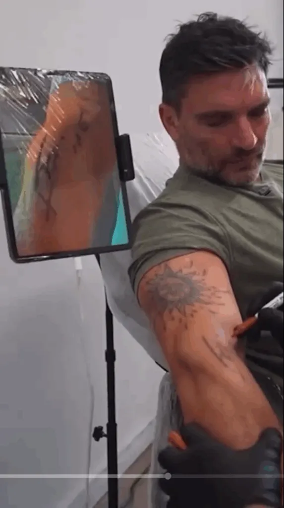 Julián Gil se tatúa la firma de Lionel Messi