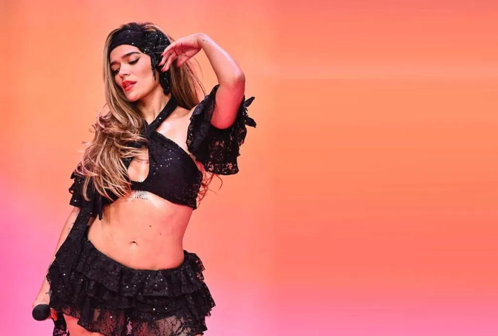 Karol G prende fuego en el show de Jimmy Fallon