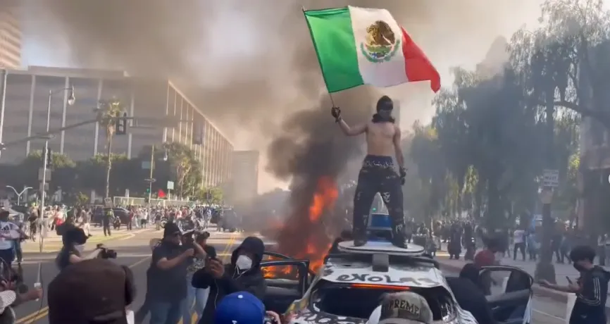 Lanzan recompensa por motociclista con bandera de México en protestas en Los Ángeles