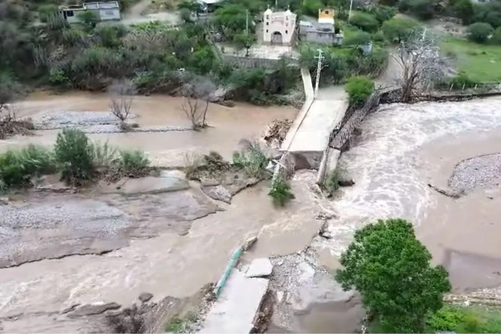 Lluvia provoca colapso de puente vehicular y peatonal en Tolimán, Querétaro