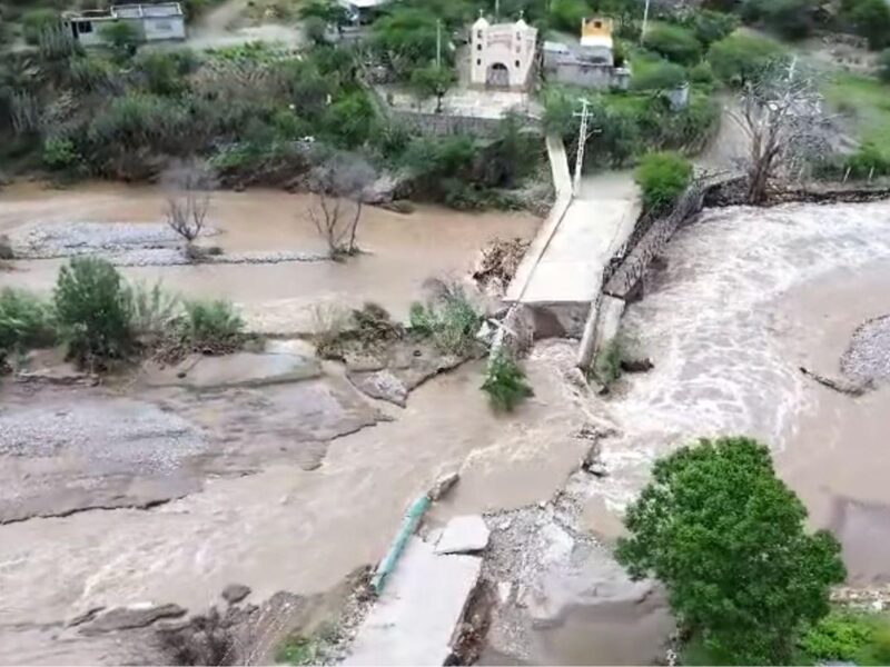 Lluvia provoca colapso de puente vehicular y peatonal en Tolimán, Querétaro