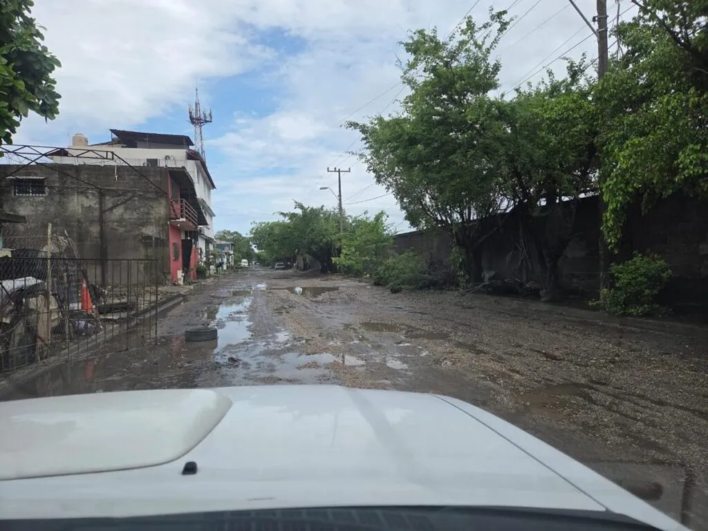 Lluvias dejaron inundaciones en colonias en Lázaro Cárdenas, SSM atiende afectaciones