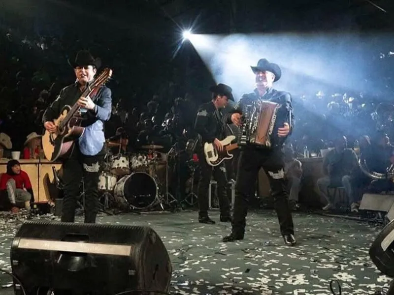 Los Alegres del Barranco estrenan corrido antinarco tras polémica y multas por apología del delito