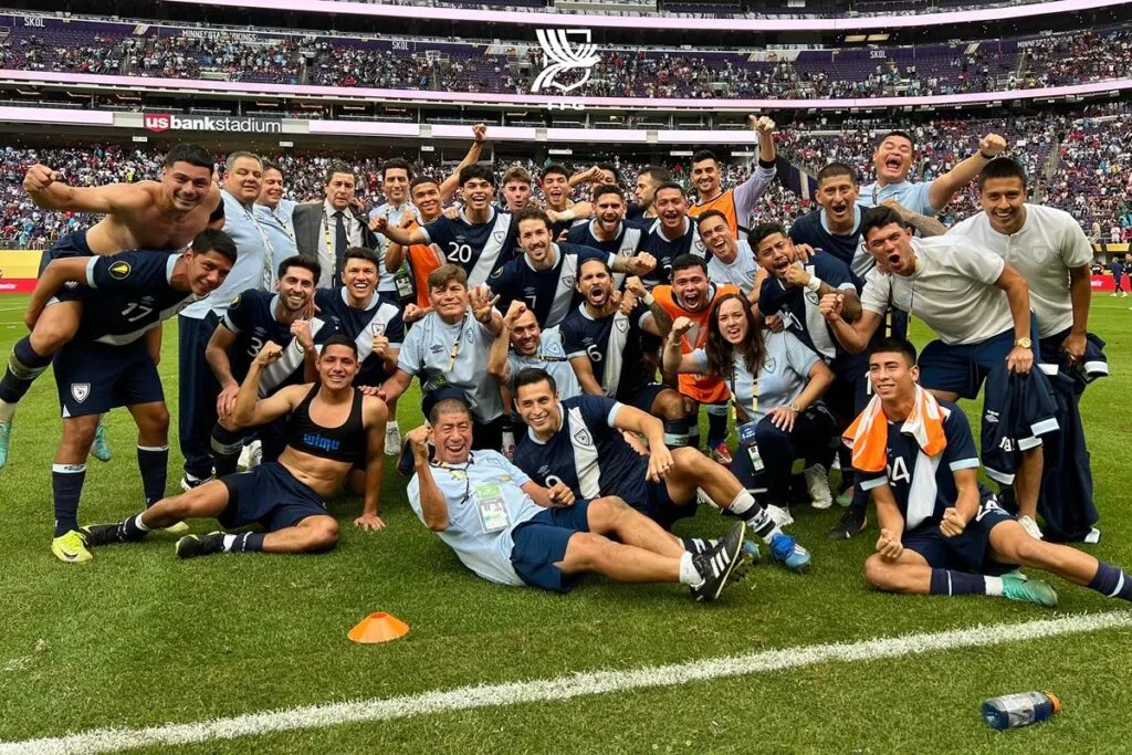 Luis Fernando Tena lleva a Guatemala a las semifinales de la Copa Oro
