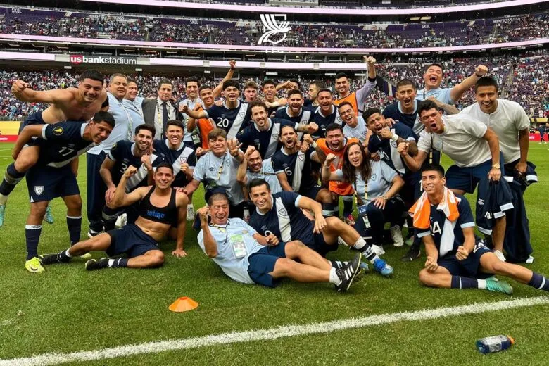 Luis Fernando Tena lleva a Guatemala a las semifinales de la Copa Oro