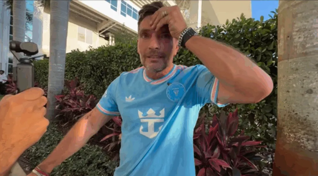 ¡Marcado de por vida! Julián Gil conoce a Messi… Se tatuará la firma de su ídolo-1
