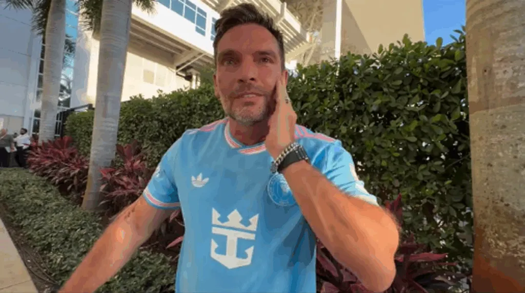 ¡Marcado de por vida! Julián Gil conoce a Messi… Se tatuará la firma de su ídolo