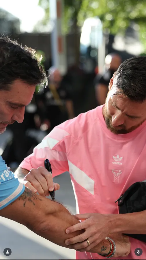 ¡Marcado de por vida! Julián Gil conoce a Messi… Se tatuará la firma de su ídolo-2