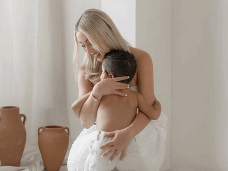 Maya Nazor con su hijo responde a críticas