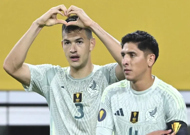 México doblega a Surinam y es líder del Grupo A en Copa Oro