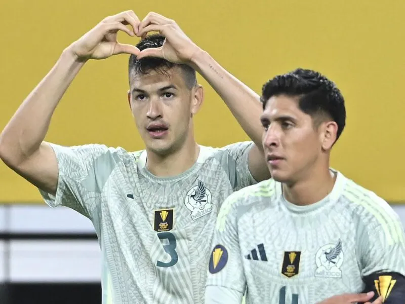 México doblega a Surinam y es líder del Grupo A en Copa Oro