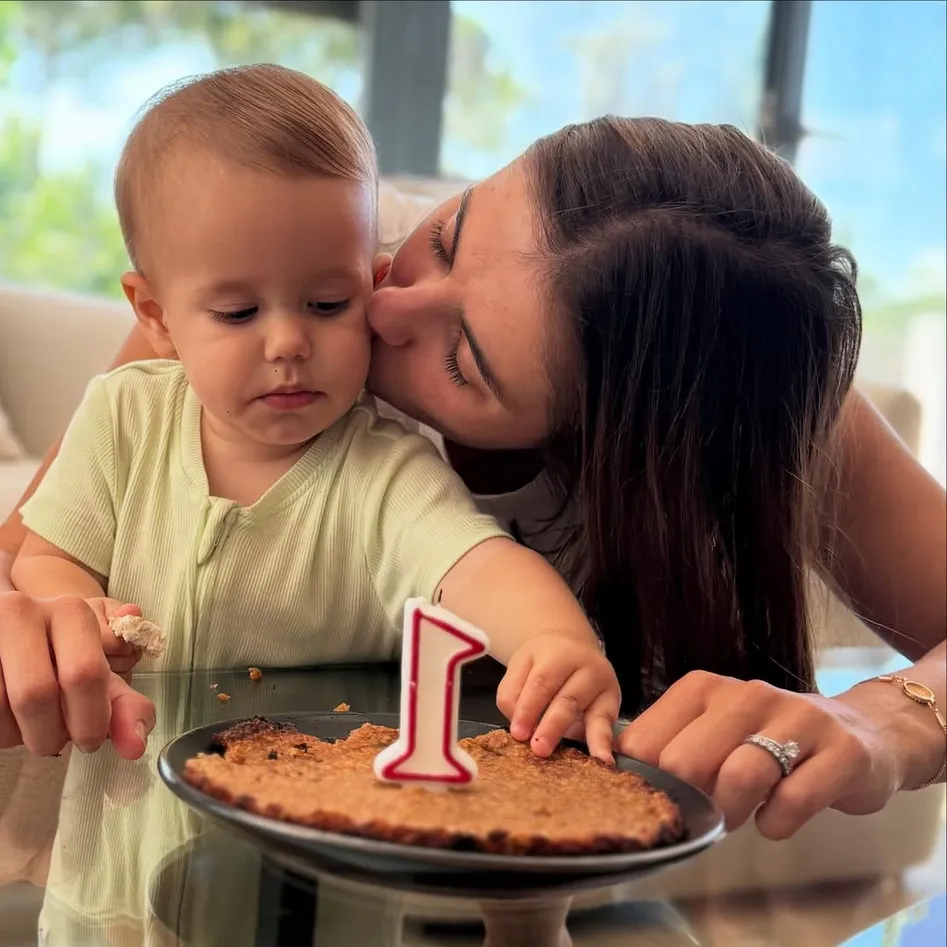 Michelle Renaud y Matías Novoa celebran el primer año de Milo desde España-2