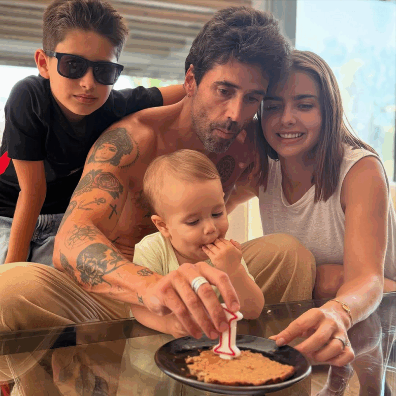 Michelle Renaud y Matías Novoa celebran el primer año de Milo desde España