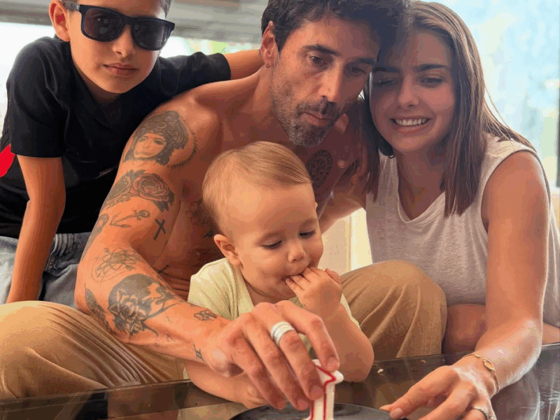 Michelle Renaud y Matías Novoa celebran el primer año de Milo desde España