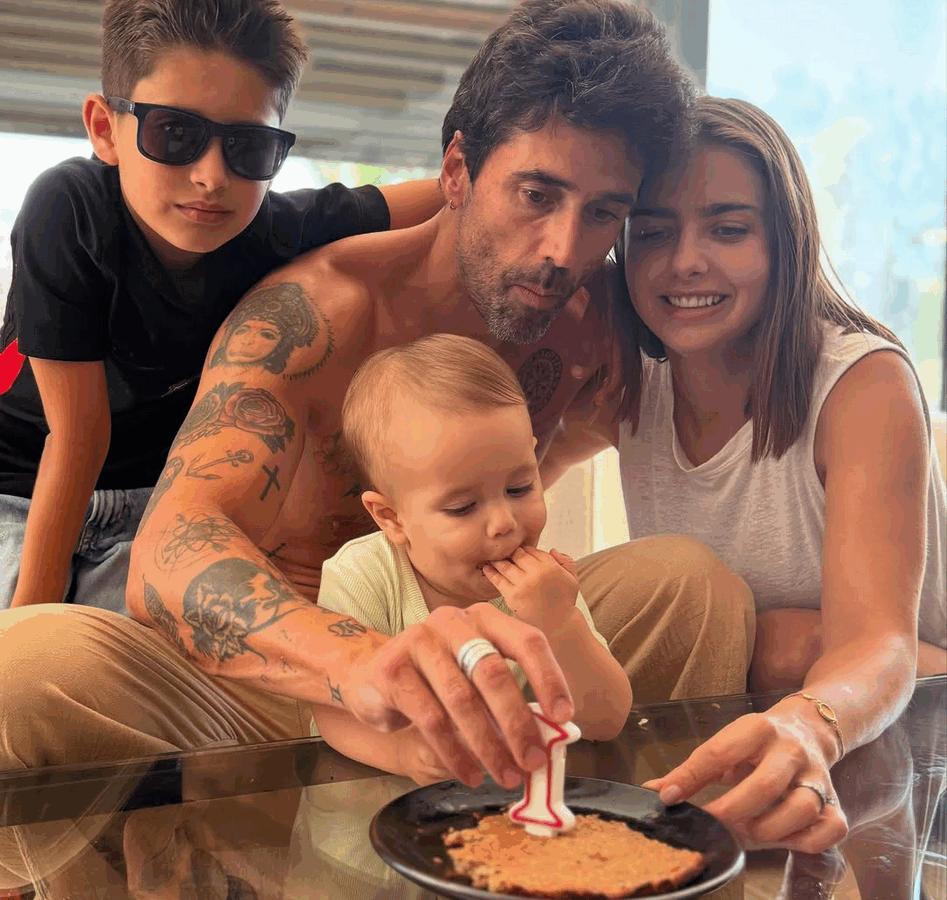 Michelle Renaud y Matías Novoa celebran el primer año de Milo desde España