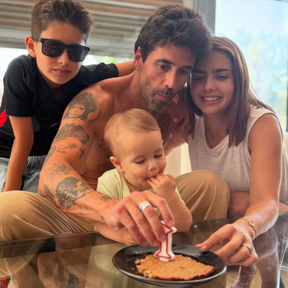 Michelle Renaud y Matías Novoa celebran el primer año de Milo desde España