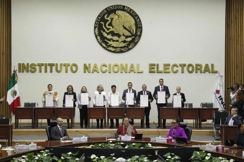 Ministros Electos Reciben Constancias de Mayoría
