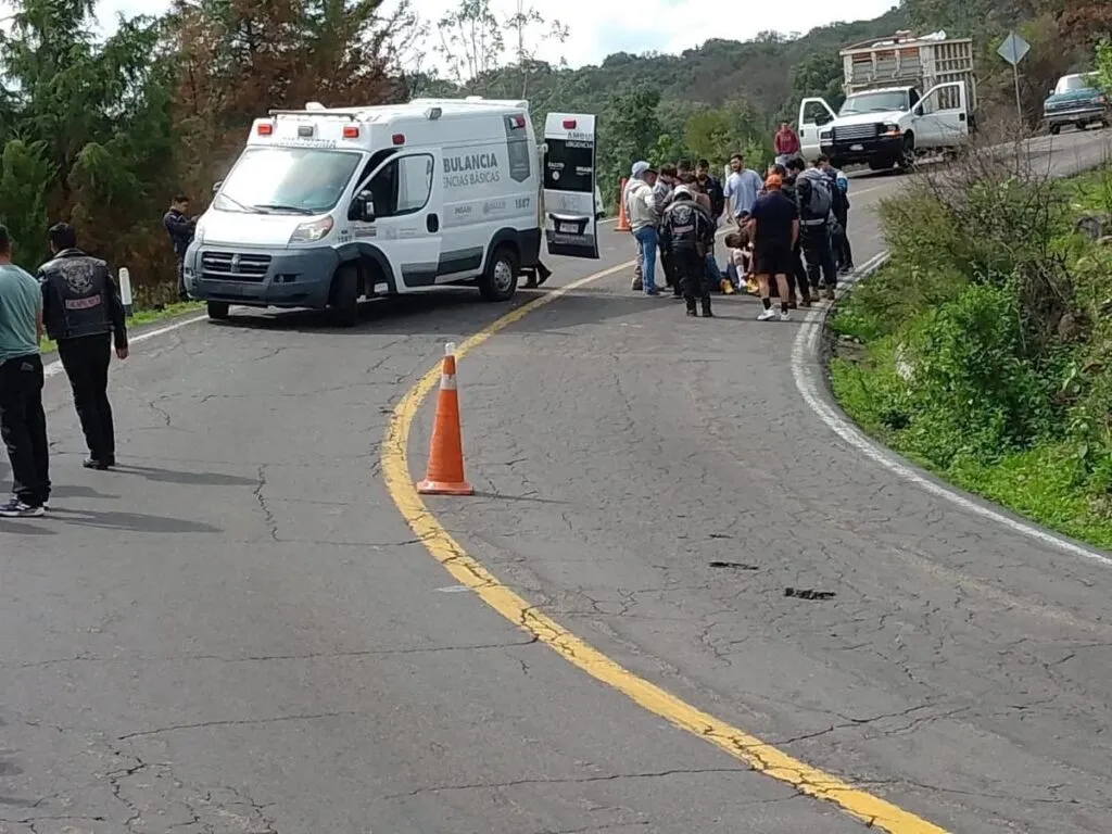Motociclistas sufren accidente sobre la autopista Zacapu-Quiroga