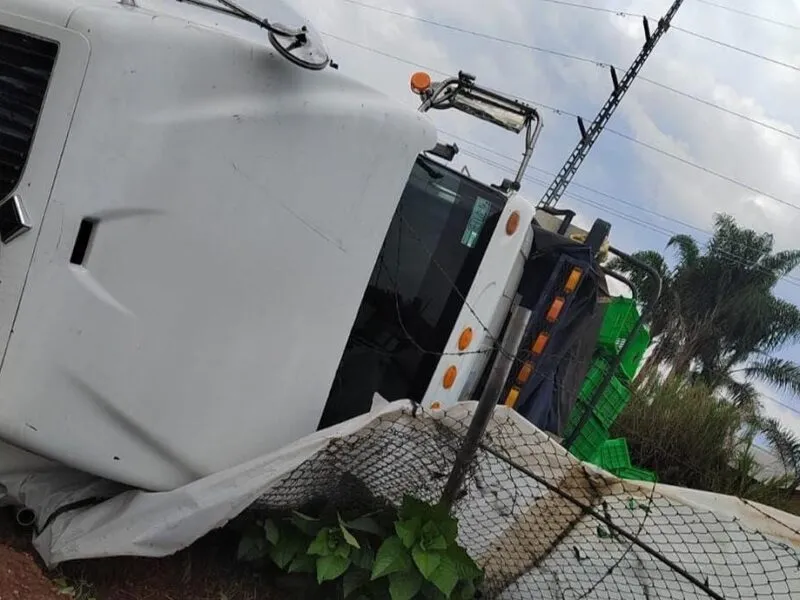 Muere conductor de camión luego de perder el control de la unidad en Peribán