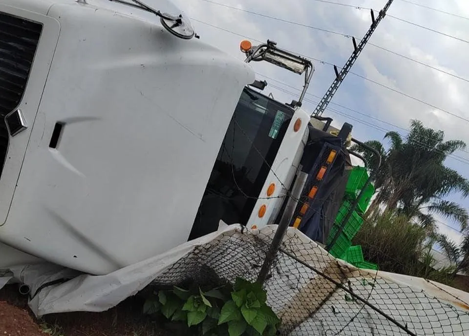 Muere conductor de camión luego de perder el control de la unidad en Peribán