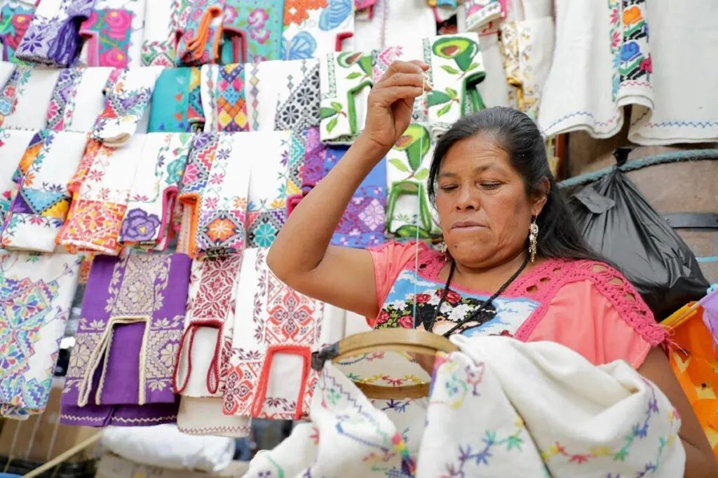 Mujer michoacana haciendo bordados artesanales