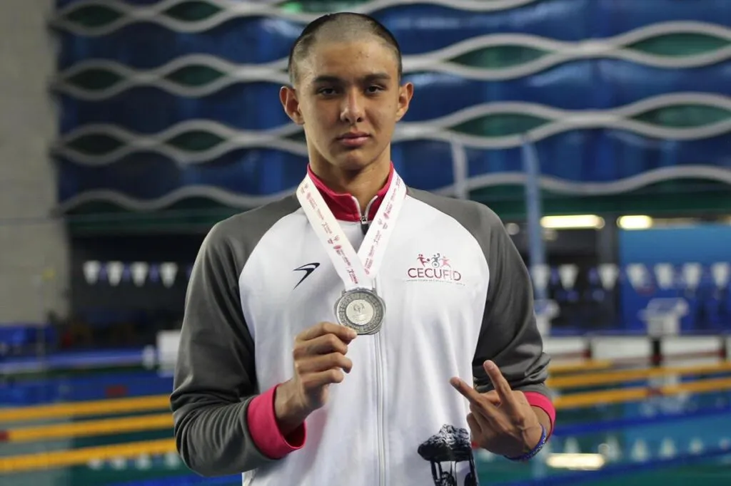 nadador Carlos Emilio Núñez gana plata en Olimpiada Nacional