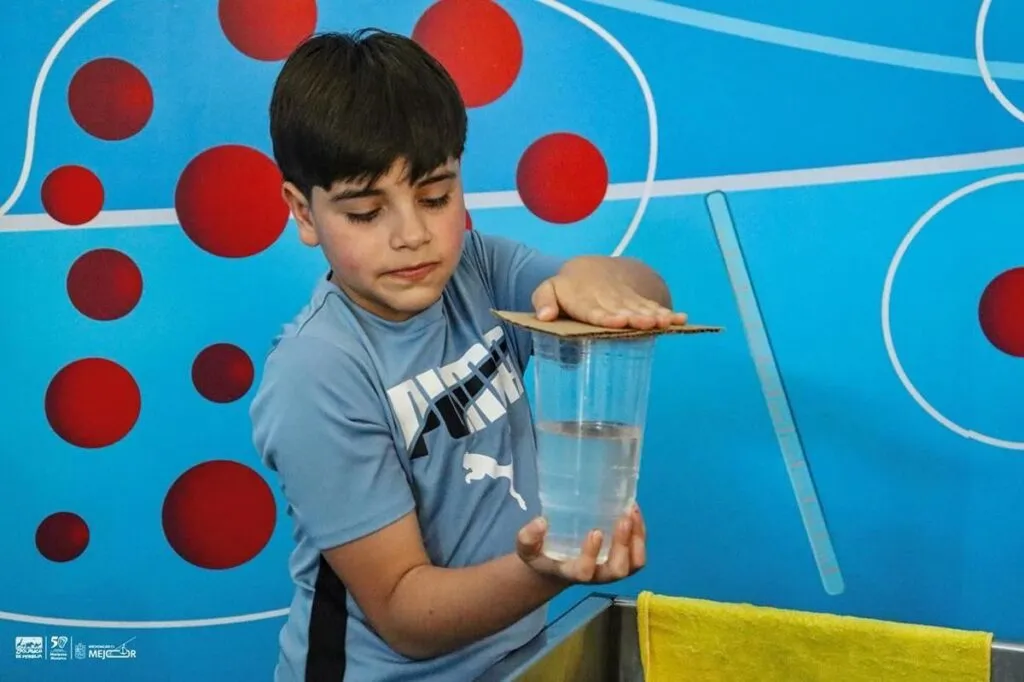 Niño realizando experimento en museo de michoacán