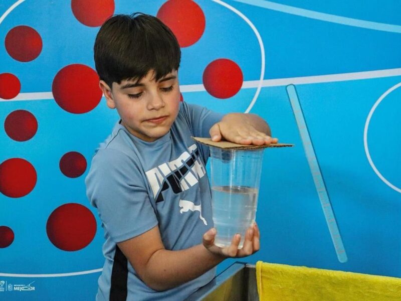 Niño realizando experimento en museo de michoacán