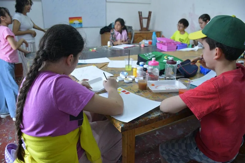 Niños pintan con acuarelas en Morelia