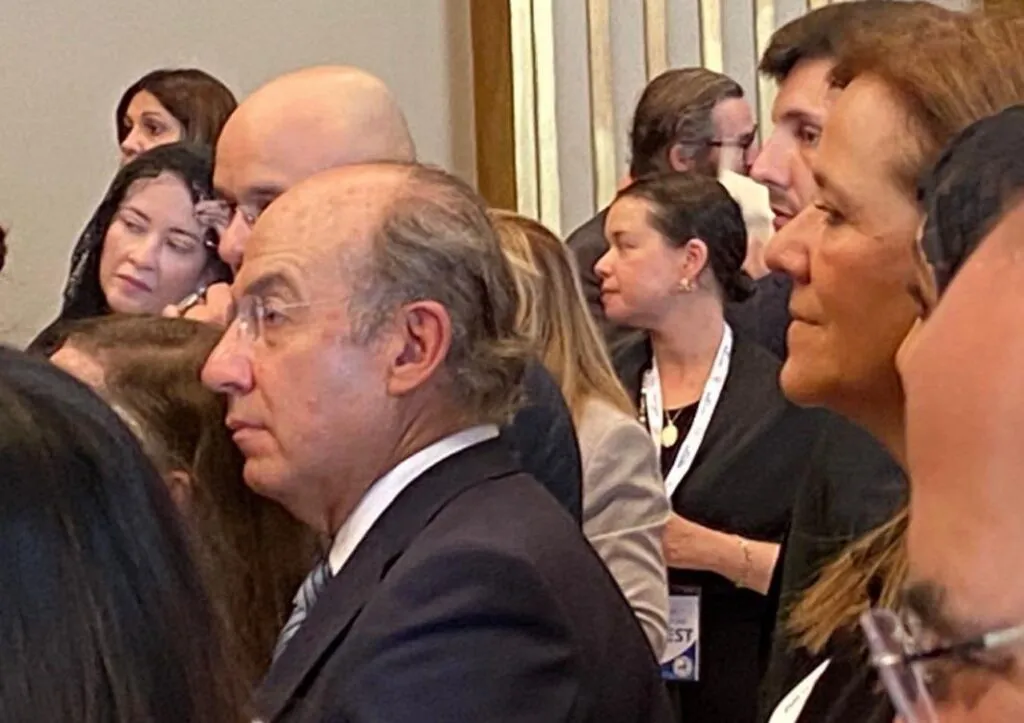 Noroña coincide con Felipe Calderón en audiencia papal y le llama 'cínico'