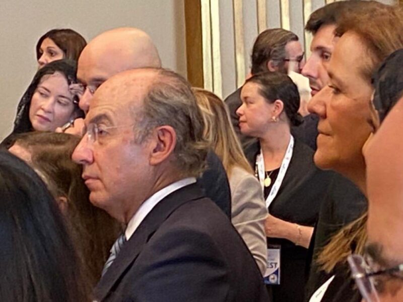 Noroña coincide con Felipe Calderón en audiencia papal y le llama 'cínico'