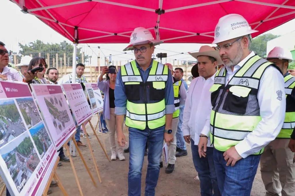 El gobernador Bedolla supervisa el paso superior La Hielera, que mejora la infraestructura vial en Uruapan con un avance del 55%.