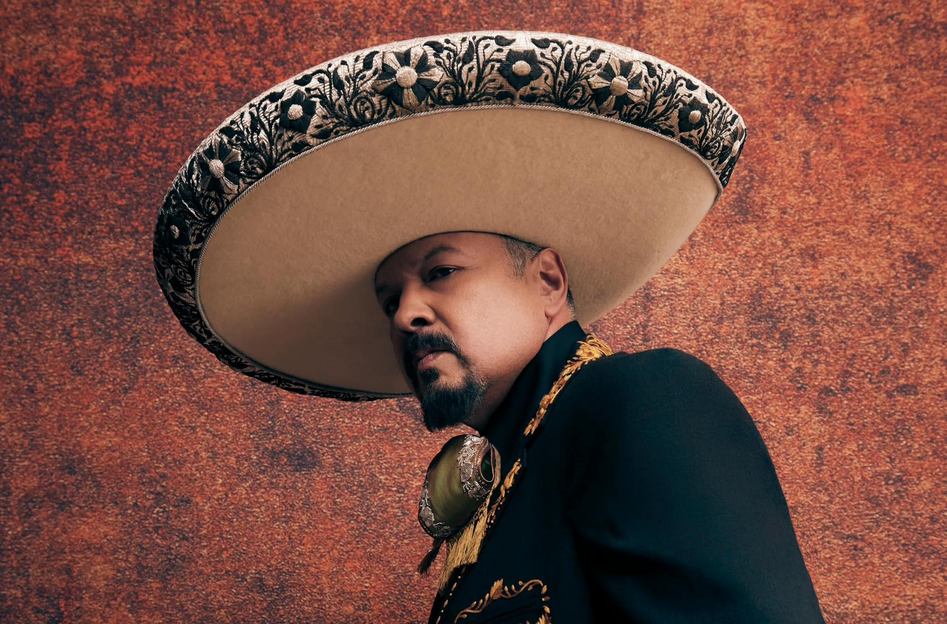 ¡Pepe Aguilar alza la voz! Emite poderoso mensaje sobre las políticas de migración en pleno show-1