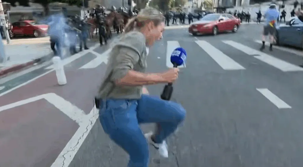 periodista australiana recibe impacto de bala de goma en plena transmisión durante protestas en Los Ángeles